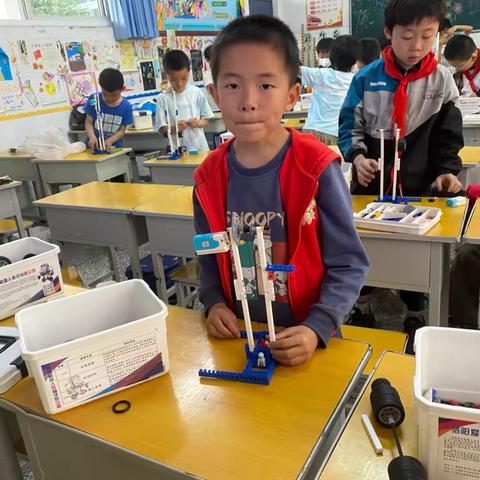 天津路小学机器人搭建班级