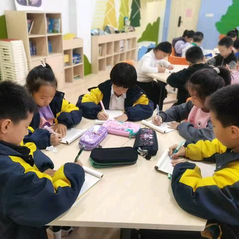 五洲观澜小学三年级硬笔书法社团课堂记录