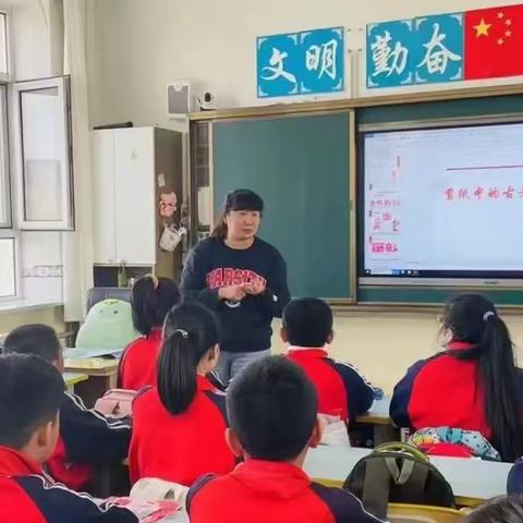 龙山实验小学校2023年11月份月度优秀教师推介