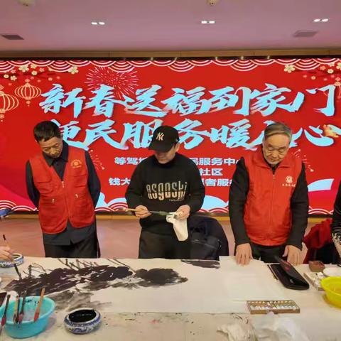 “五老”情意深 春联送居民