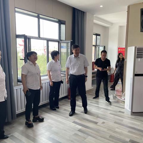 新疆分公司党委书记、总经理张小纪一行莅临北屯支公司调研工作