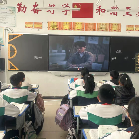 探索微观世界 点燃科学梦想 ——永阳学区学生观看清华伟新科普讲坛（第130讲）之显微镜的故事