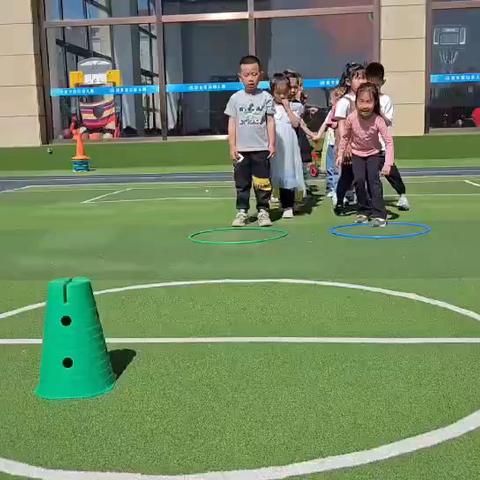 “这一周，我们看到了孩子们在探索中成长的模样——学会分享、勇于尝试、对世界充满好奇。