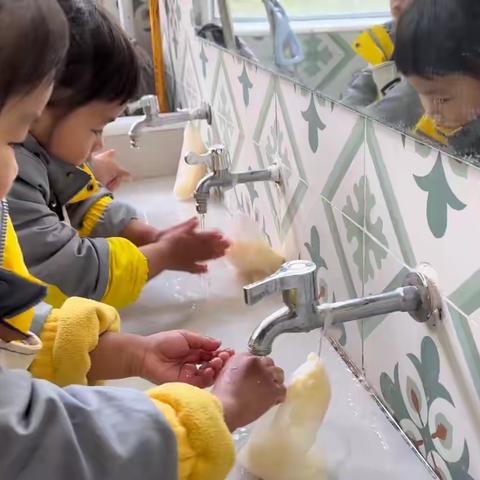 黄桷坪幼儿园心海分园2024—2025学年度第一学期 小二班饼艺坊活动——《五彩汤圆》