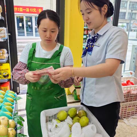 建行习水支行时代广场开展反假货币宣传 ——守护群众“钱袋子”，筑牢金融安全线