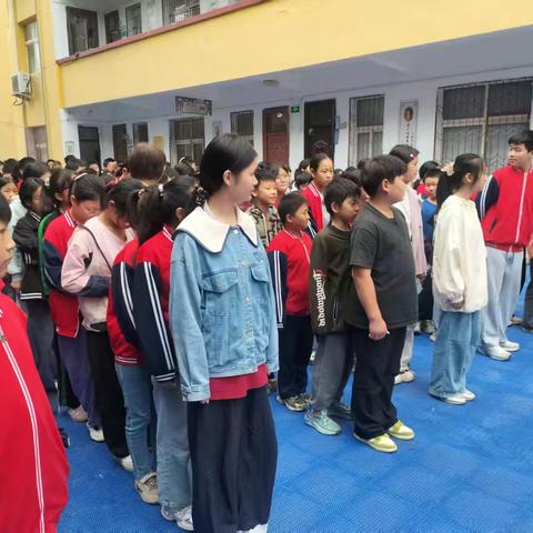 邓湾乡中心学校成功开展2025年9月突发火灾逃生疏散演练