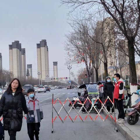 家长志愿者爱心护学💗，助力平安校园