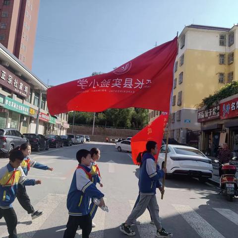 翰墨飘香书盛世 丹青亮彩绘华章 ——延长县实验小学学生代表参观画展