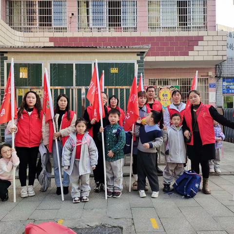 家长志愿者爱心护学，助力平安校园！