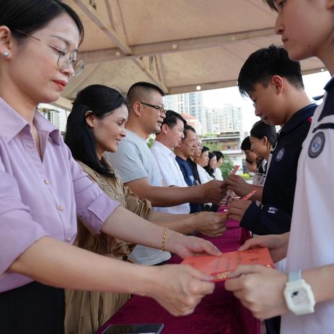 学有榜样 行有楷模 —龙海四中2025年春季期中考龙华奖学金颁奖大会