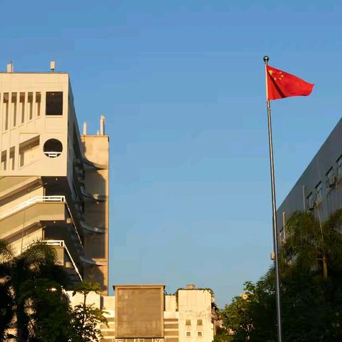 秋光入诗吟壮志，四中娇子展风华——龙海四中2024-2025学年下学期期末龙华奖学金颁奖大会