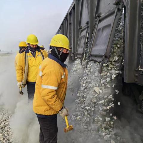 石砟卸下显担当