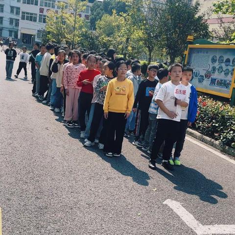 温暖陪餐   用爱相伴——大集中心小学五年级五班陪餐活动记