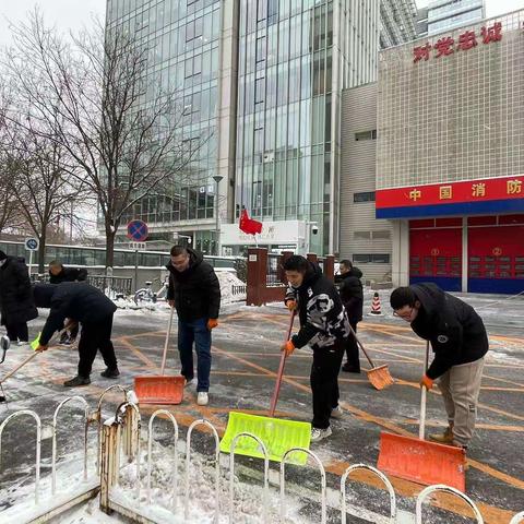 扫雪除冰，力保居民安全出行