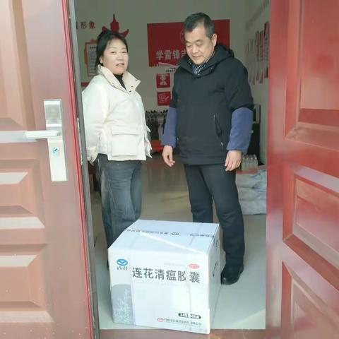 送医送药暖人心 入户关怀显温情