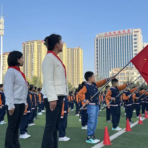 学习二十大，争做好队员——二年级分批入队仪式