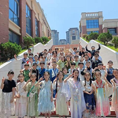 衣承华夏，韵满校园 ‍一衫汉服，一袖风华，少年眉眼间，皆是东方意韵。 ‍——蚌埠博雅培文三（2）班 ‍