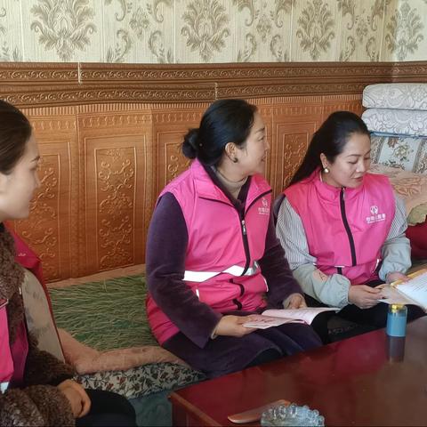 泽曲镇民主路社区妇联主席开展“法律进家庭”活动
