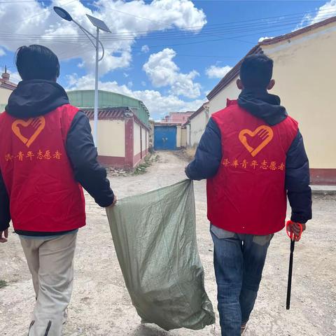 泽曲镇民主路社区开展“亮城市环境卫生、展五四青春风采”主题团日活动