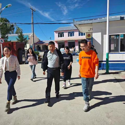 传递关怀   共筑教育梦 乌兰布统苏木领导带着节日的祝福亲临乌兰布统小学为一线教师送上温暖的慰问