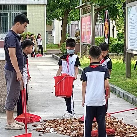 合山二小打扫校园卫生