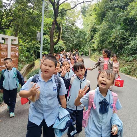 拥抱自然，邂逅秋天。——柳州市燎原路小学“趣”探秋色煦乐“童”行，生命教育暨主题研学实践活动