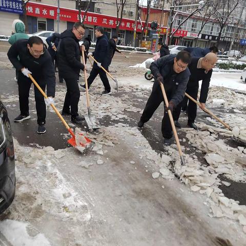 冬日暖人心，扫雪我先行