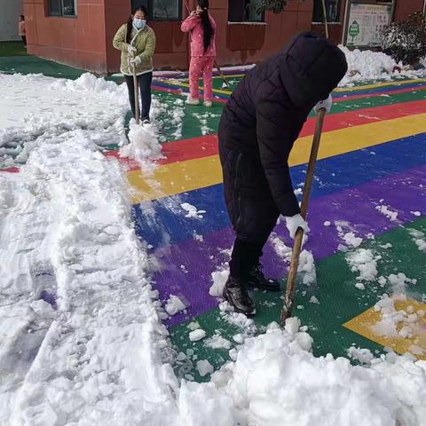 风雪袭校园  扫雪暖人心--春雨幼儿园教师扫雪篇