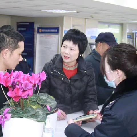除夕将至一线忙，岁寒温情暖人心——汉阴县税务局党委书记、局长周海丽走访慰问在岗干部职工