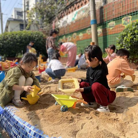 小沙池、大乐趣——莲幼大二班沙水游戏