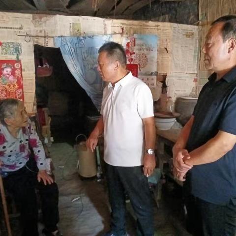 石鼓街社区开展入户走访困难群众工作