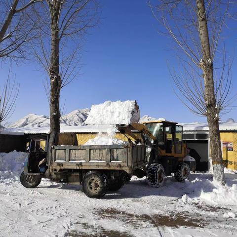 “家校联动除积雪，净化校园护平安”--灵山镇西燕川小学开展清除积雪活动