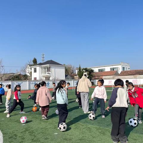 景安小学第十一周教研课《脚内侧踢球》