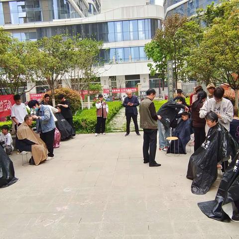 幸福从‘头’开始  爱心义剪进社区—【福芯之家元鼎社区养老服务站】开展“爱心义剪”便民服务活动