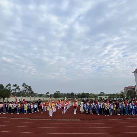 “红领巾心向党，凝心聚力再起航”  梧州市龙圩第一实验小学再生园校区新队员入队仪式