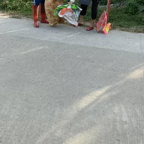 公坡镇开展爱国卫生提质年周末大扫除活动