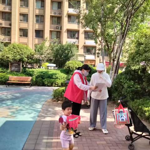 垃圾分类齐参与 文明新风进万家———珑岸社区开展垃圾分类宣传活动
