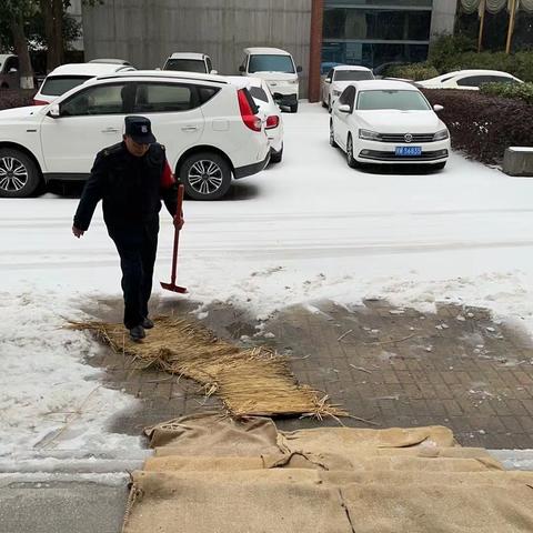 【金山】农行员工冒雪清扫，确保网点服务不中断