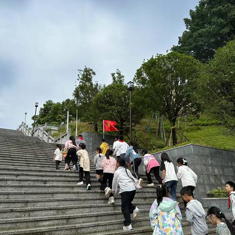 “红领巾爱祖国，争做新时代好队员”——铜梁区西城小学新队员入队仪式