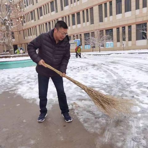 【留村小学】党员先锋在行动 清雪除冰暖人心