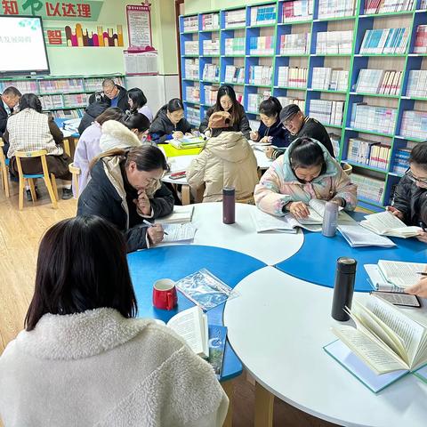 书润师心，学以提升———临河区逸夫学校“逐光”读写社百日共读《儿童的人格教育》活动