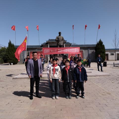 韭园镇吴桥小学“清明寄哀思，鲜花献英烈”主题活动