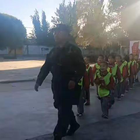 伊宁市第十小学“童真童趣，享受自然”秋季研学主题活动
