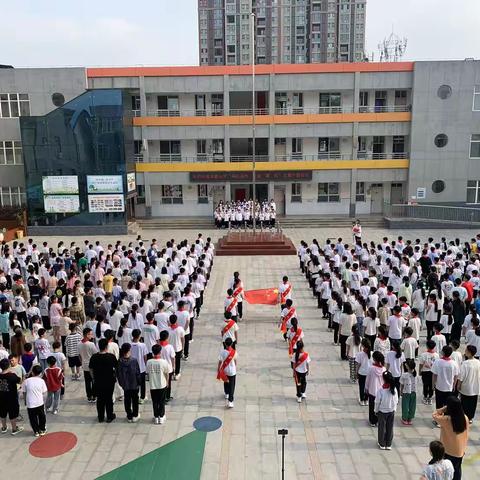 谨防溺水，安全“童”行———新郑市黄水路小学四五班主题升旗仪式