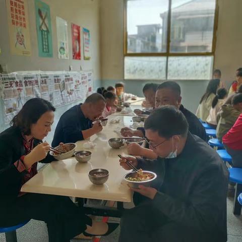 “食”刻相伴，“味”爱陪餐——教育局领导到横水小学陪餐纪实