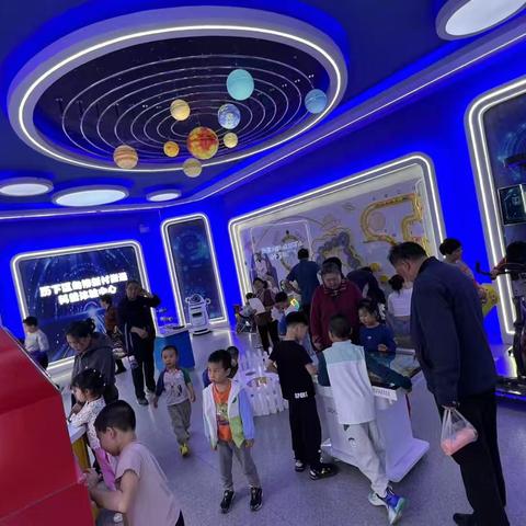 科技赋能成长－－甸柳新村街道科普体验中心迎来新就业群体“好奇宝宝”