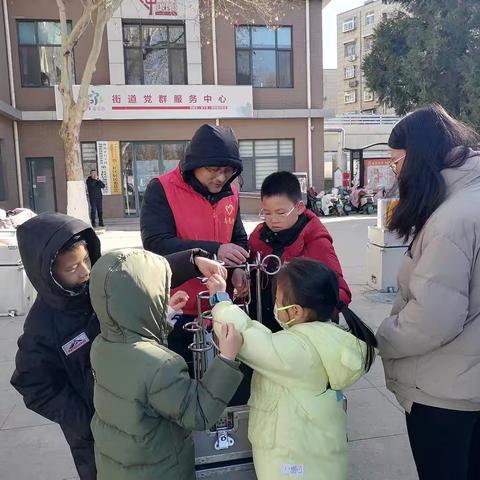 科普大篷车开进甸柳三居 趣味展品点亮居民科学梦