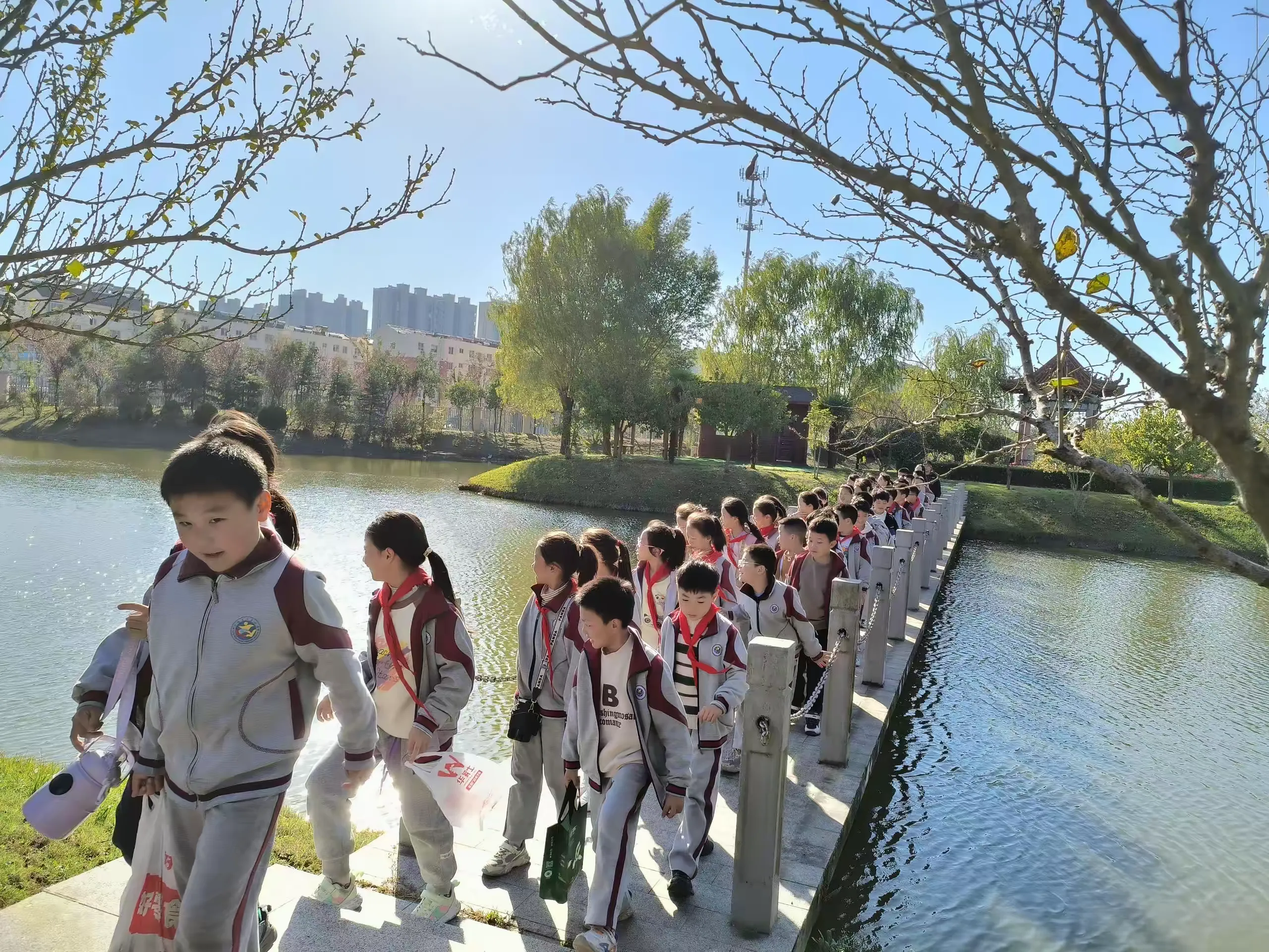 简篇-趣享时光 悦见金秋——文昌小学四年级开展2023年秋季研学活动