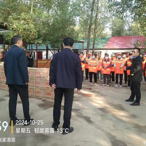 舞阳县城管局领导在环卫工人节来临之际，慰问一线环卫工人