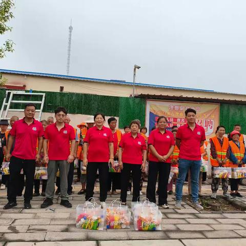 舞阳理想副食商贸为环卫工人送上暖心食品